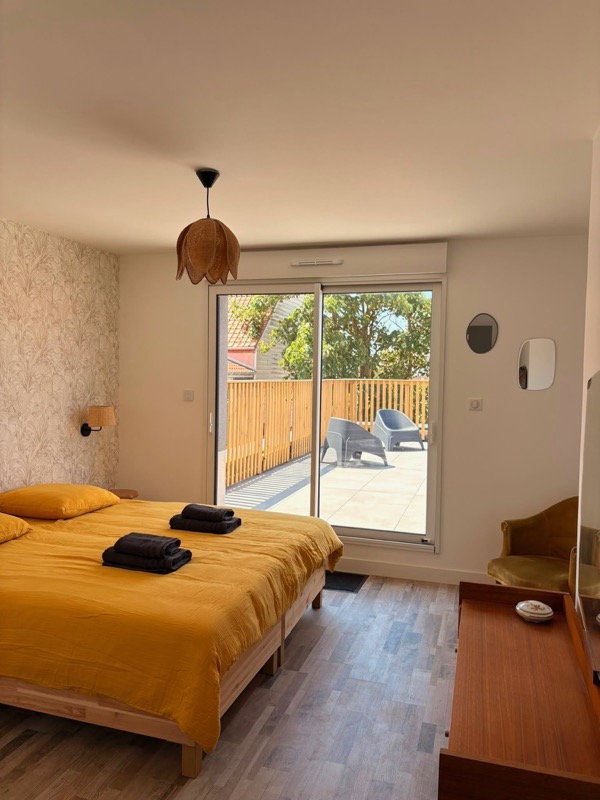 chambre lit jaune